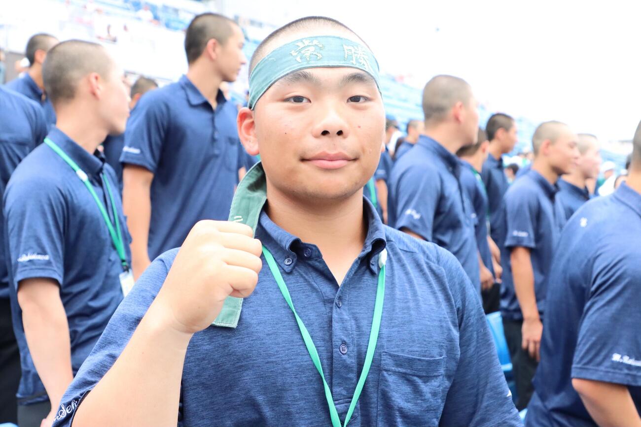 応援団長のハチマキを身につける二松学舎大付・関好輔（撮影・栗林真菜）