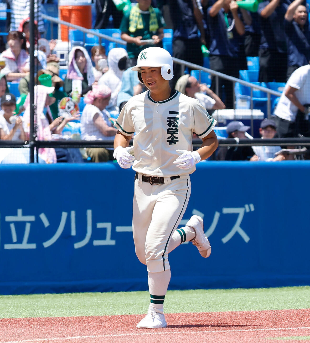 二松学舎大付対帝京　3回表二松学舎大付1死、左越えに本塁打を放ち笑顔で生還する二松学舎大付・佐南健生（撮影・山本朝陽）