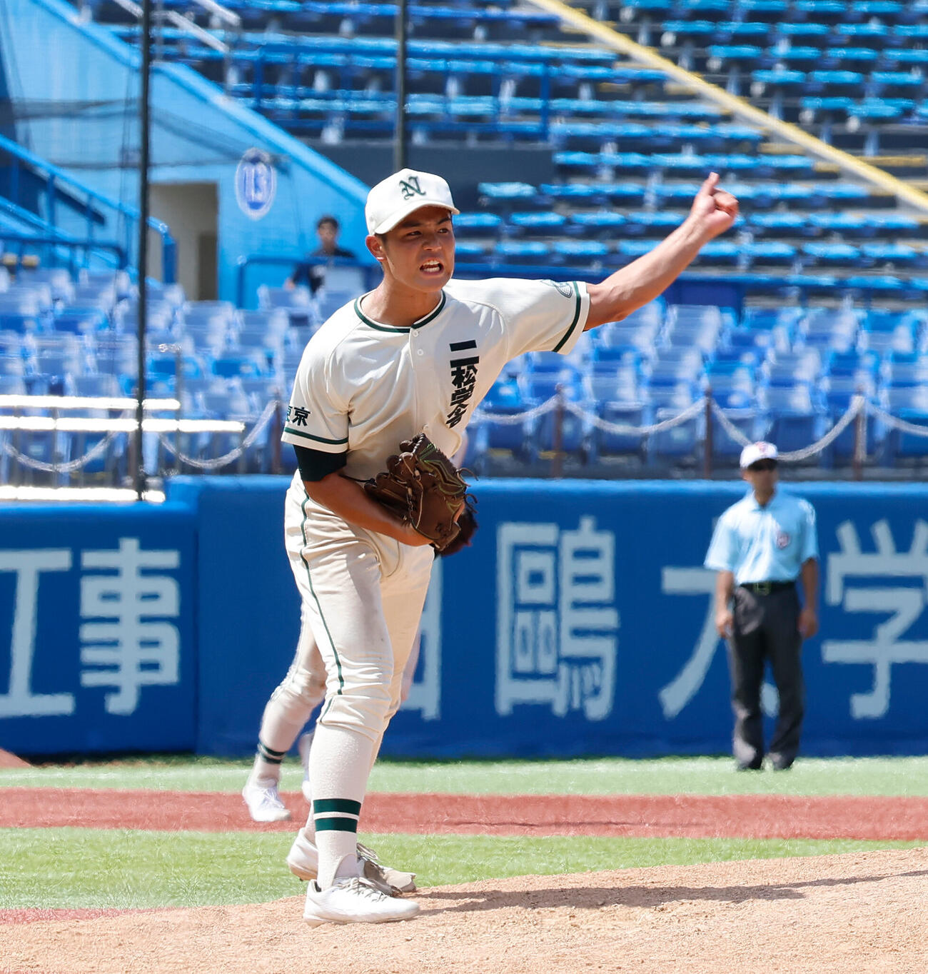 二松学舎大付対帝京　9回無死一塁、併殺打に打ち取りガッツポーズをしながら雄たけびをあげる二松学舎大付・川島連十（撮影・山本朝陽）