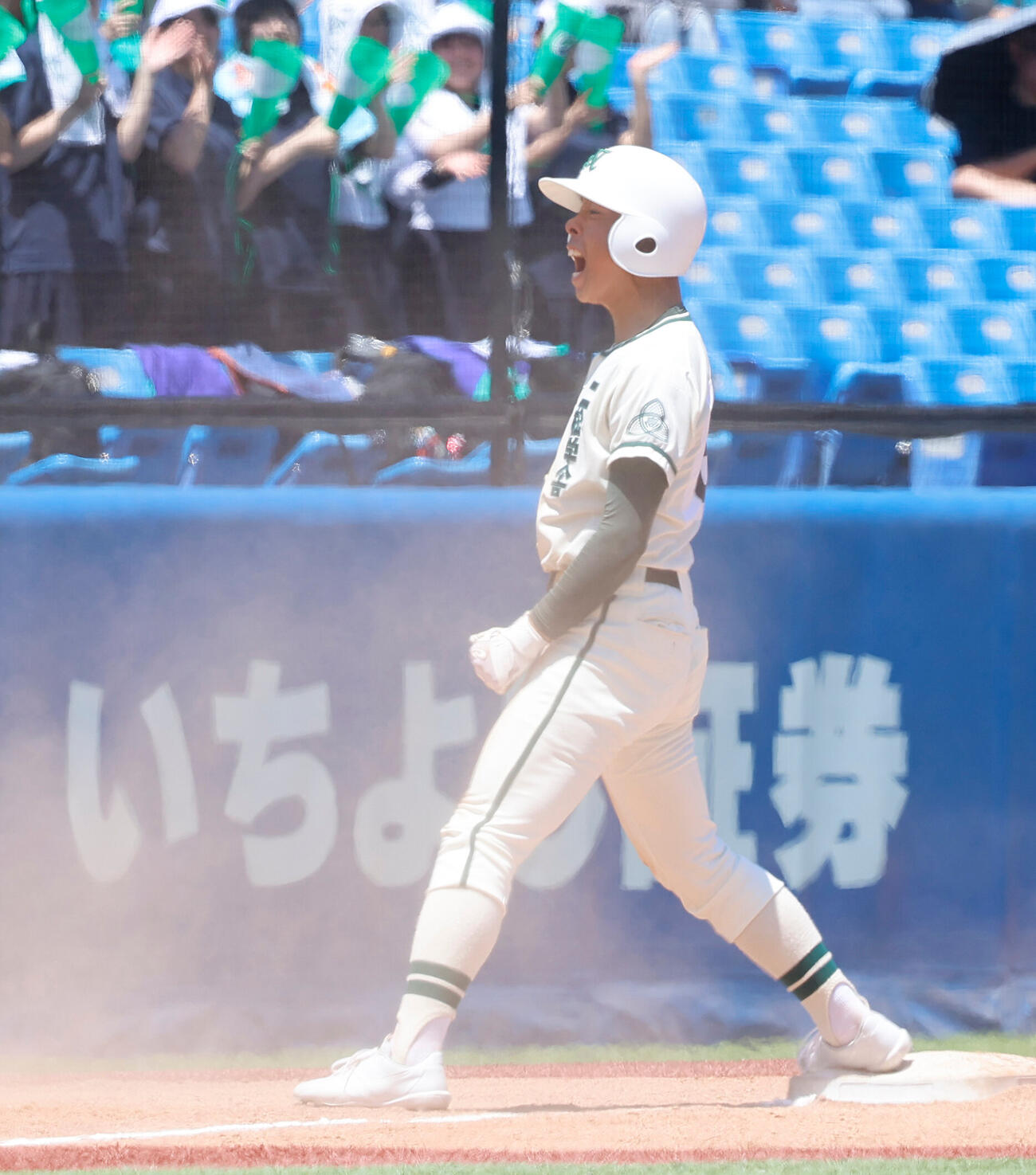 二松学舎大付対帝京　1回表二松学舎大付無死二塁、左中間に先制の適時三塁打を放ち、ベンチに向かって雄たけびをあげる二松学舎大付・岡野大陽（撮影・山本朝陽）