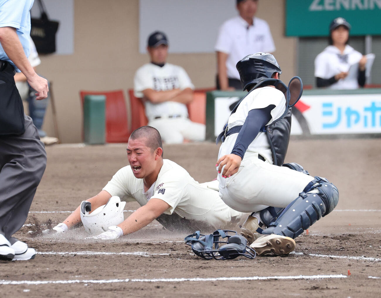 希望が丘対東筑　4回裏東筑無死満塁、河野咲郎の右越え3点適時三塁打で生還する一塁走者の梶原大和（撮影・梅根麻紀）