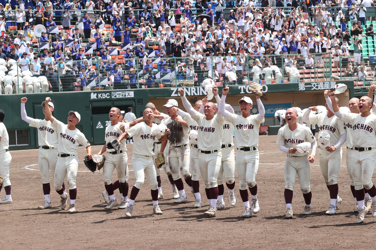 希望が丘対東筑　優勝を決めた東筑ナインは歓喜の表情（撮影・梅根麻紀）