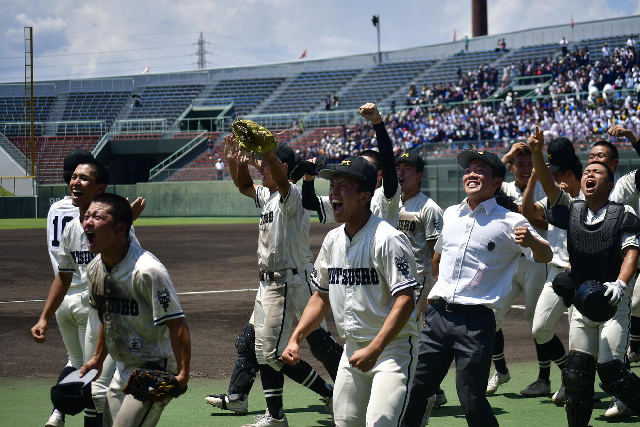 夏2連覇を達成して喜ぶ松商学園の選手たち（撮影・平山連）