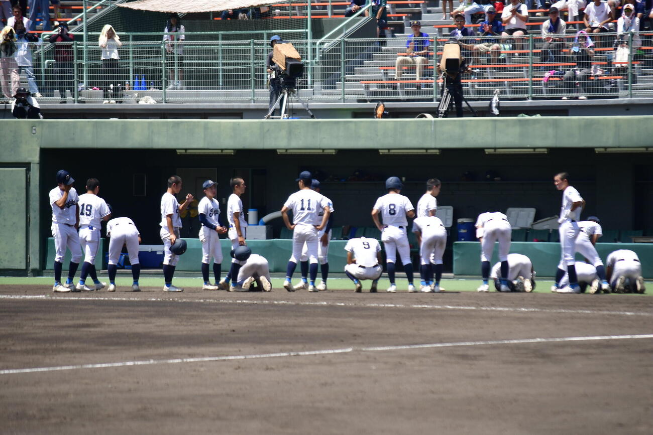 松商学園に敗れ甲子園出場を逃し、現実を受け止められず涙する都市大塩尻の選手たち（撮影・平山連）