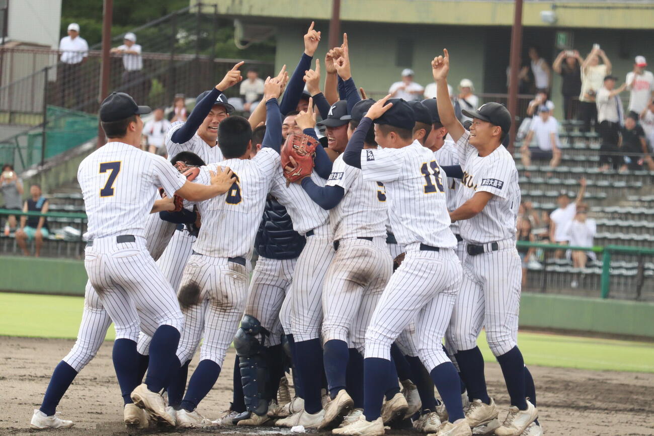 東日本国際大昌平対学法石川　初優勝を遂げマウンド上に集まる東日本国際大昌平の選手たち