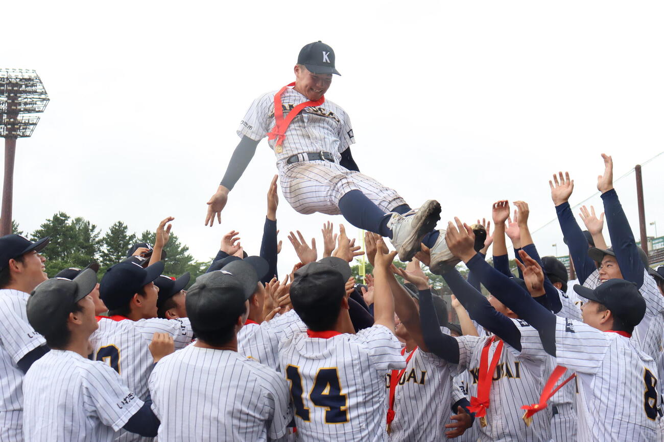 東日本国際大昌平対学法石川　チームメートに胴上げされる東日本国際大昌平の峯主将