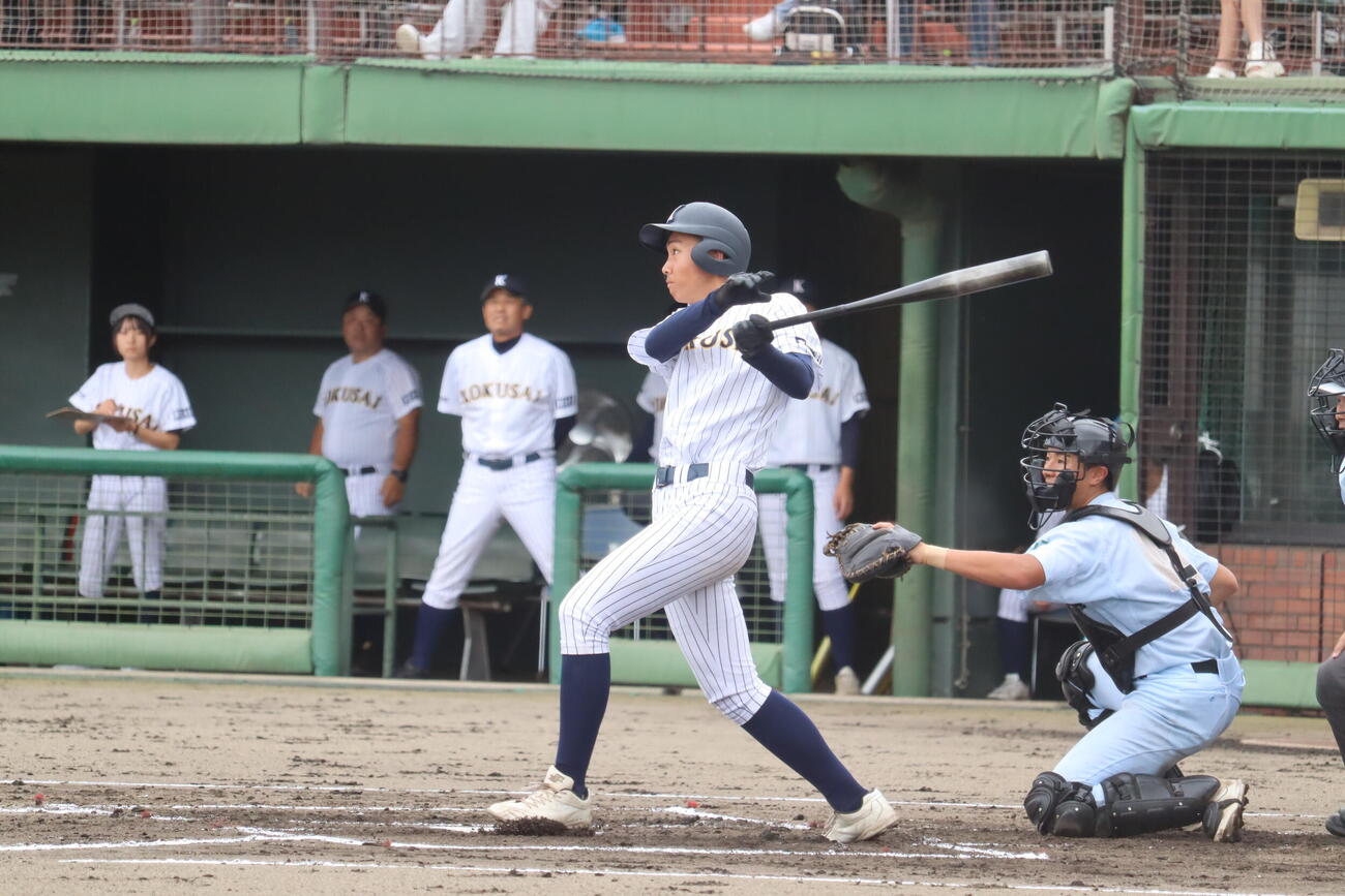 東日本国際大昌平対学法石川　初回に3点目となる適時三塁打を放った入口外野手