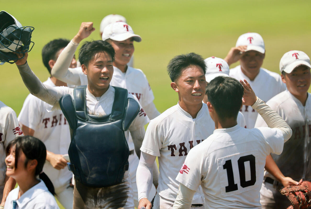 耐久対熊野　熊野に勝利し歓喜する耐久ナイン（撮影・上山淳一）