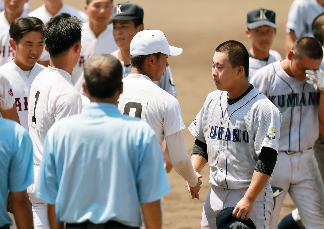 耐久対熊野　耐久に惜しくも敗れた熊野エース杉若寅示（右）は耐久の橋爪兜馬主将と握手をかわす（撮影・上山淳一）