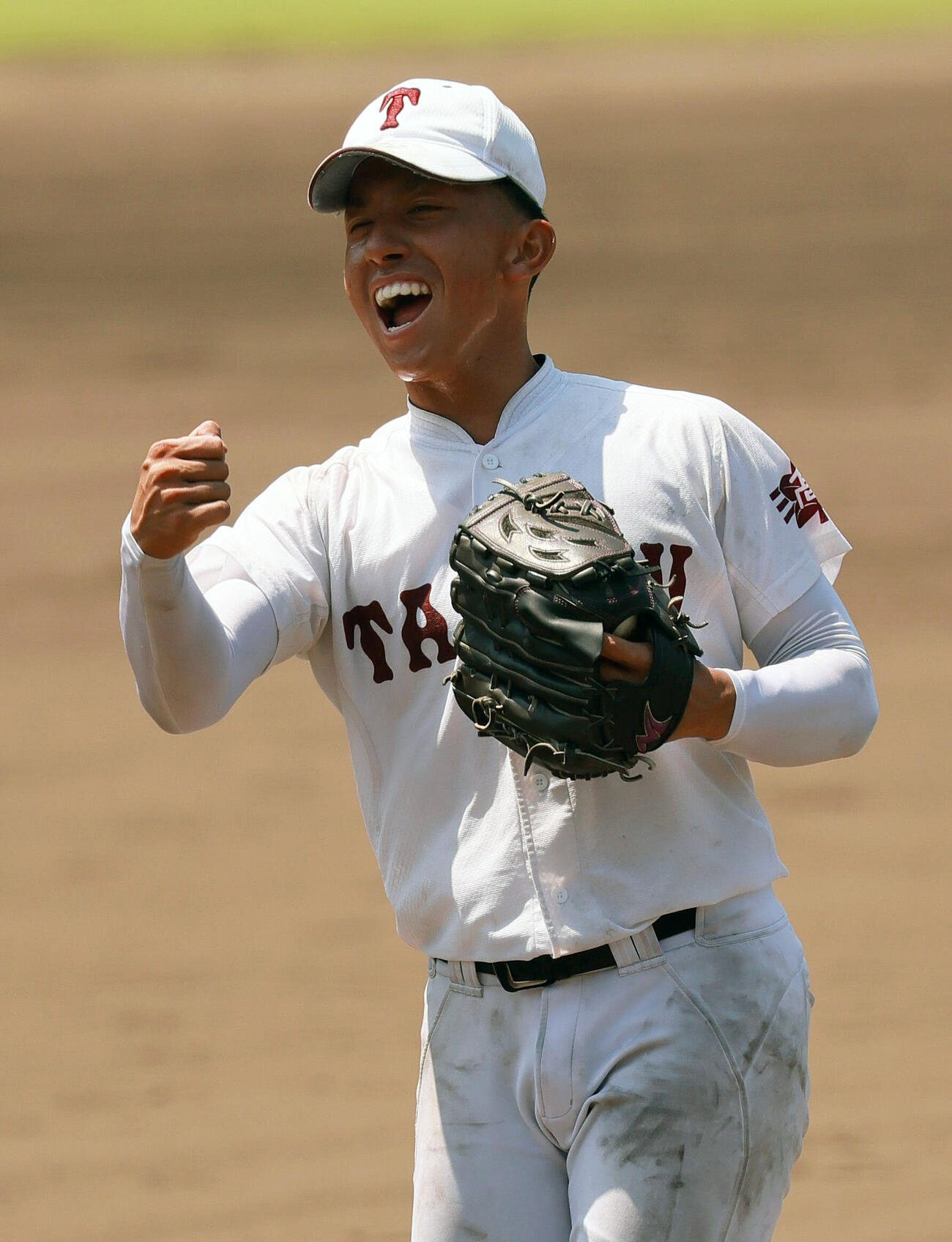 耐久対熊野　9回裏熊野2死二塁、最終打者・中田健雄を三邪飛に仕留め勝利し歓喜する耐久エース野崎健友（撮影・上山淳一）