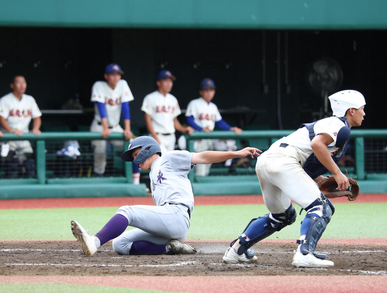 花巻東対盛岡大附　4回表花巻東1死二、三塁、斎藤蒼梧の適時打で生還する菊地輝（撮影・増田悦実）