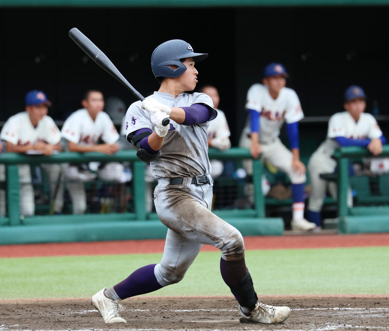 花巻東対盛岡大附　9回表花巻東2死一、三塁、適時二塁打を放つ久保村冠太（撮影・増田悦実）