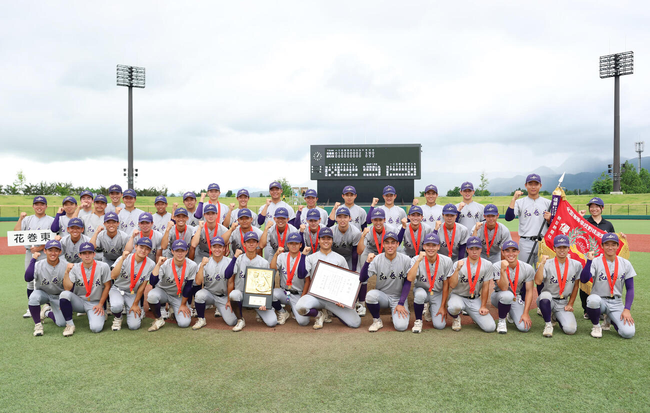 花巻東対盛岡大附　優勝し笑顔でガッツポーズをする花巻東ナイン（撮影・増田悦実）