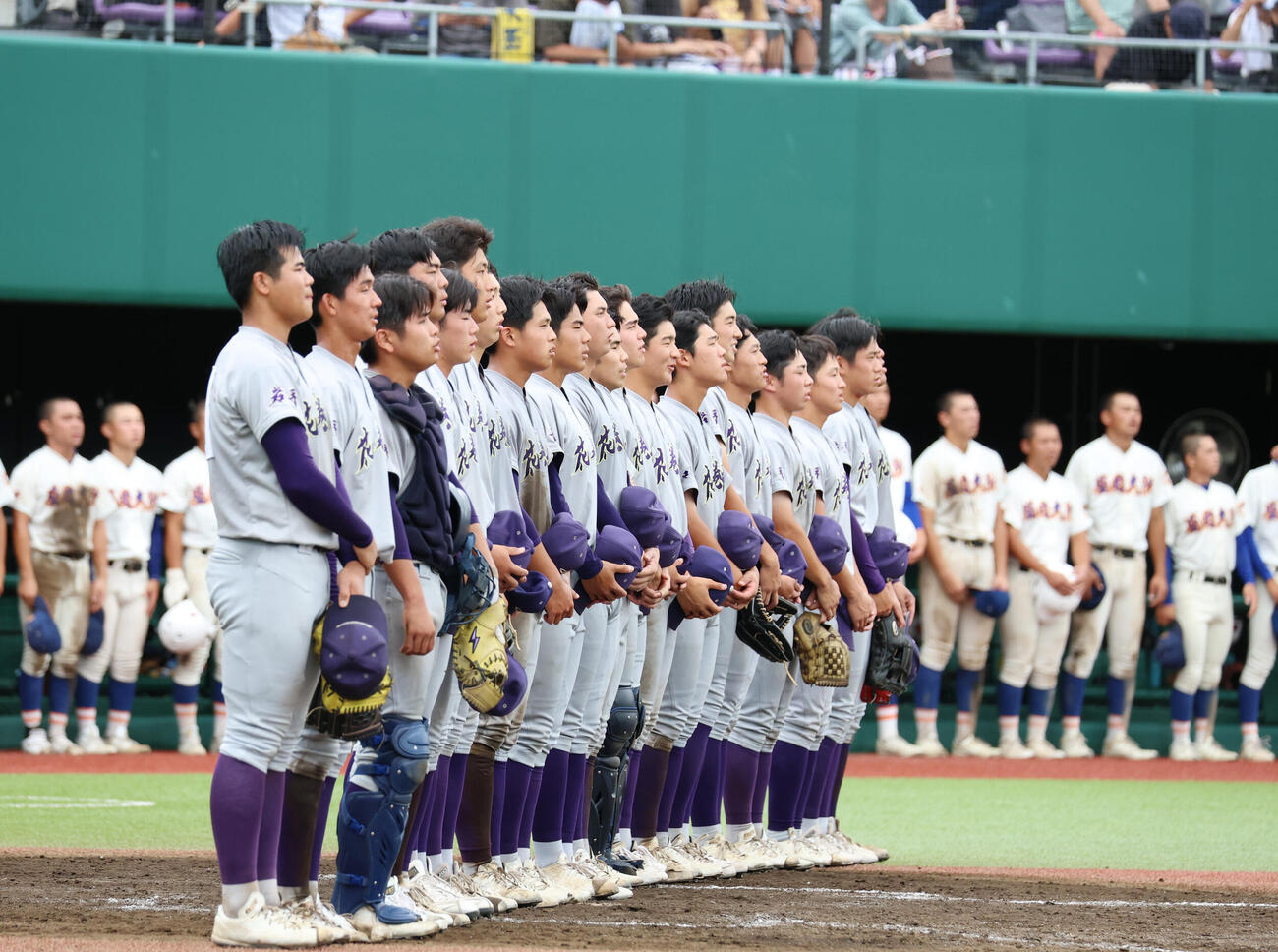 花巻東対盛岡大附　優勝し校歌斉唱をする花巻東ナイン（（撮影・増田悦実）