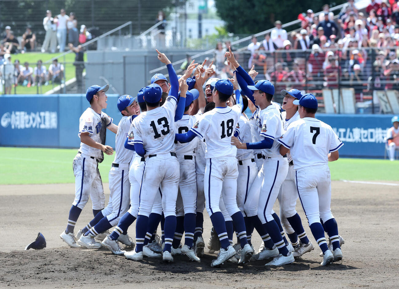 霞ケ浦対常総学院　優勝し喜ぶ霞ケ浦の選手たち（撮影・鈴木正人）