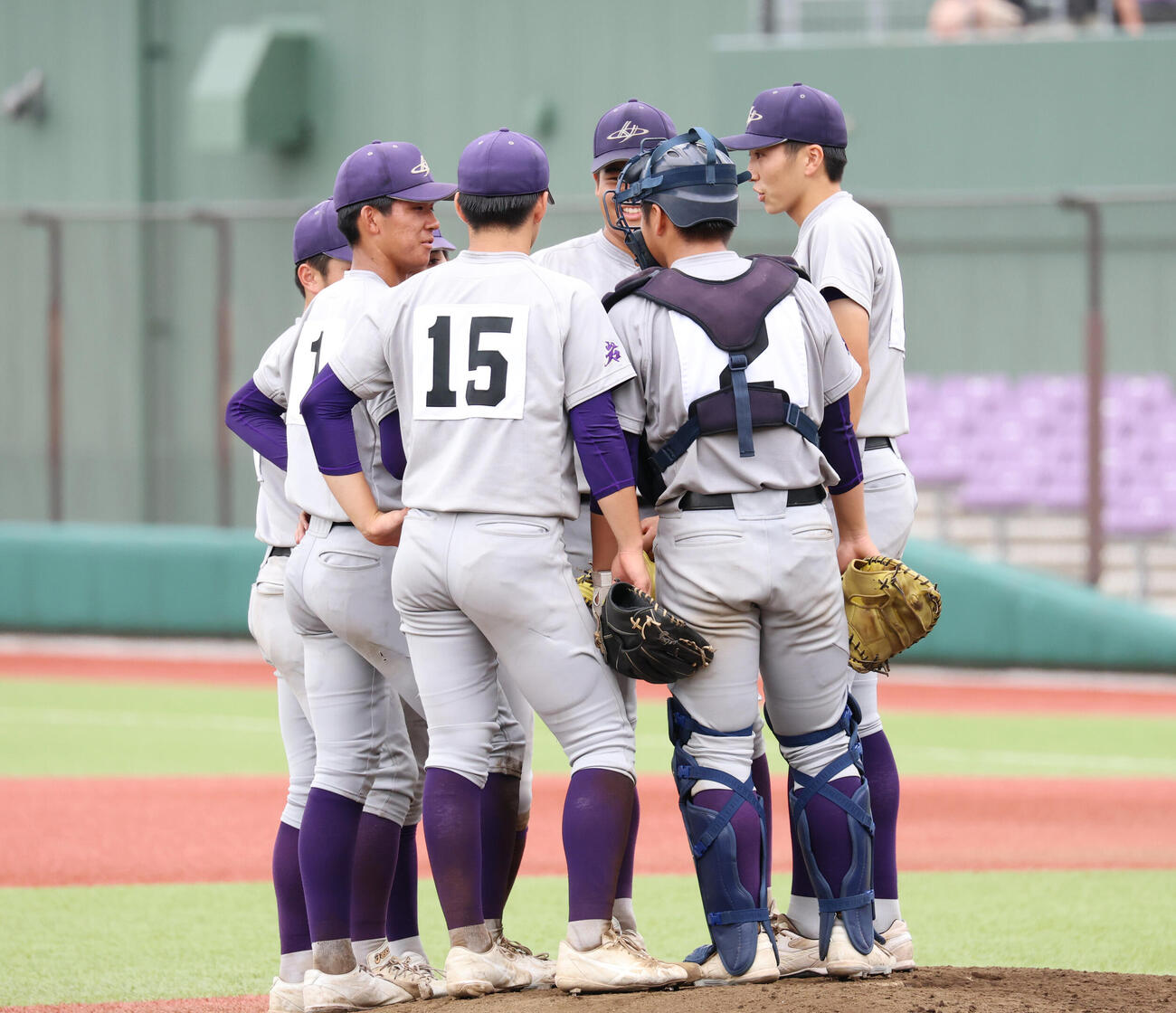 花巻東対盛岡大附　7回表花巻東1死一、三塁、マウンドに集まる花巻東ナイン（撮影・増田悦実）
