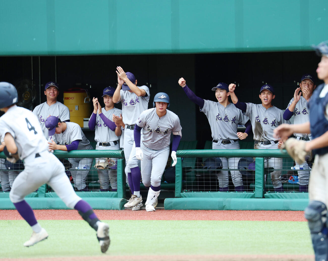 花巻東対盛岡大附　7回表花巻東無死、粒来琉雲が四球で出塁し喜ぶ花巻東ナイン（撮影・増田悦実）