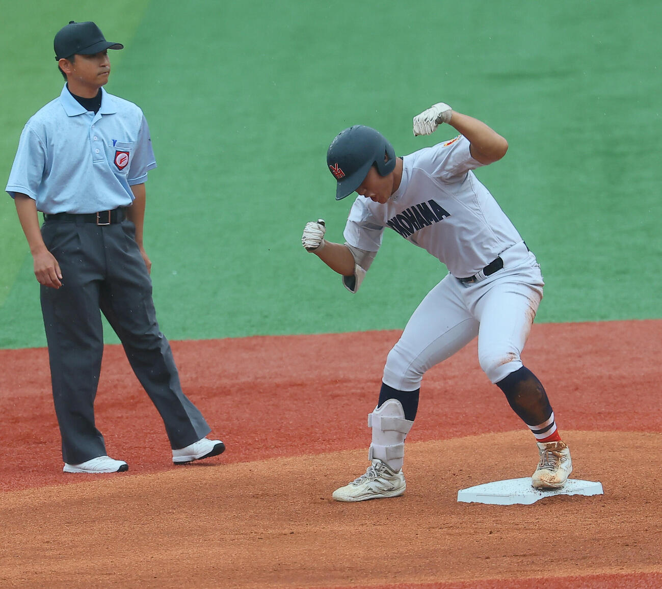 横浜対桐光学園　1回表横浜無死、二塁打を放ちガッツポーズする小野舜友（撮影・水谷安孝）
