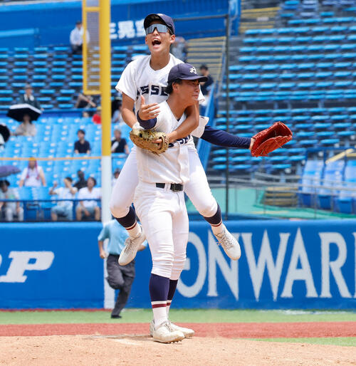 八王子実践対創価 初優勝を決め、喜ぶ八王子実践ナイン(撮影・山本朝陽)