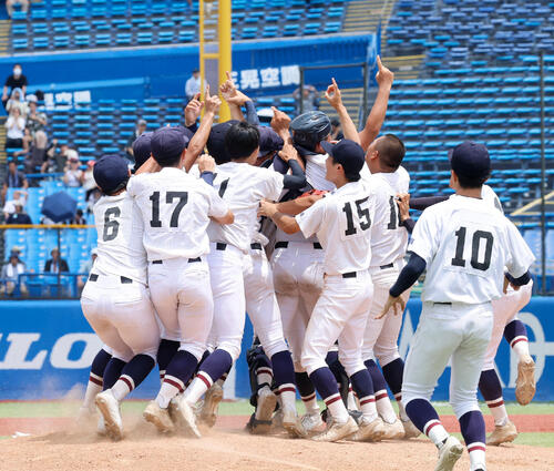 八王子実践対創価 初優勝を決め、喜ぶ八王子実践ナイン(撮影・山本朝陽)