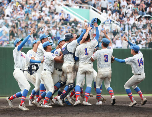 浦和学院対花咲徳栄 優勝し歓喜する花咲徳栄ナイン(撮影・増田悦実)