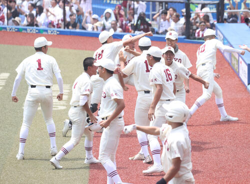 拓大紅陵対専大松戸 9回表拓大紅陵無死一、三塁、片岡拓月の3点本塁打に喜ぶ拓大紅陵ナイン(撮影・柴田隆二)