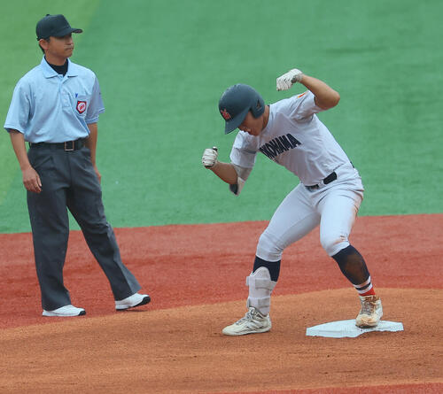 横浜対桐光学園 1回表横浜無死、二塁打を放ちガッツポーズする小野舜友(撮影・水谷安孝)