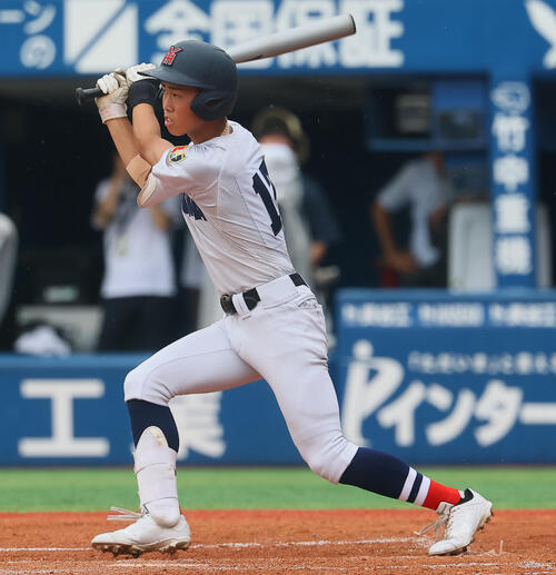 横浜対桐光学園 2回表横浜2死満塁、小林大雅は2点適時打を放つ(撮影・水谷安孝)