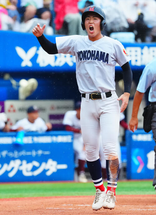 横浜対桐光学園 2回表横浜1死一、三塁、相手失策の間に生還し声をあげる田島陽翔(撮影・垰建太)