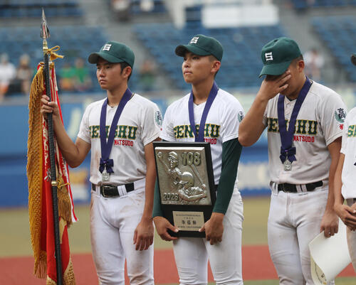 拓大紅陵対専大松戸 表彰式で、左から専大松戸・高貝規仁主将、門倉昂大、吉岡伸太朗(撮影・柴田隆二)
