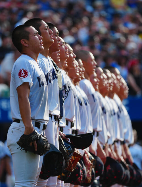 横浜対桐光学園 優勝を決め涙を流しながら校歌を歌う横浜・織田翔希(左から2人目)らナイン(撮影・垰建太)