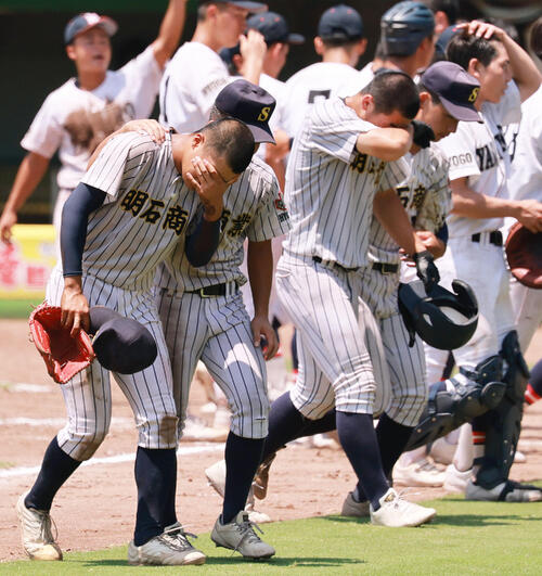 明石商対社 逆転で社に敗れ涙する明石商の仲吉泰清(左)ら(撮影・上山淳一)