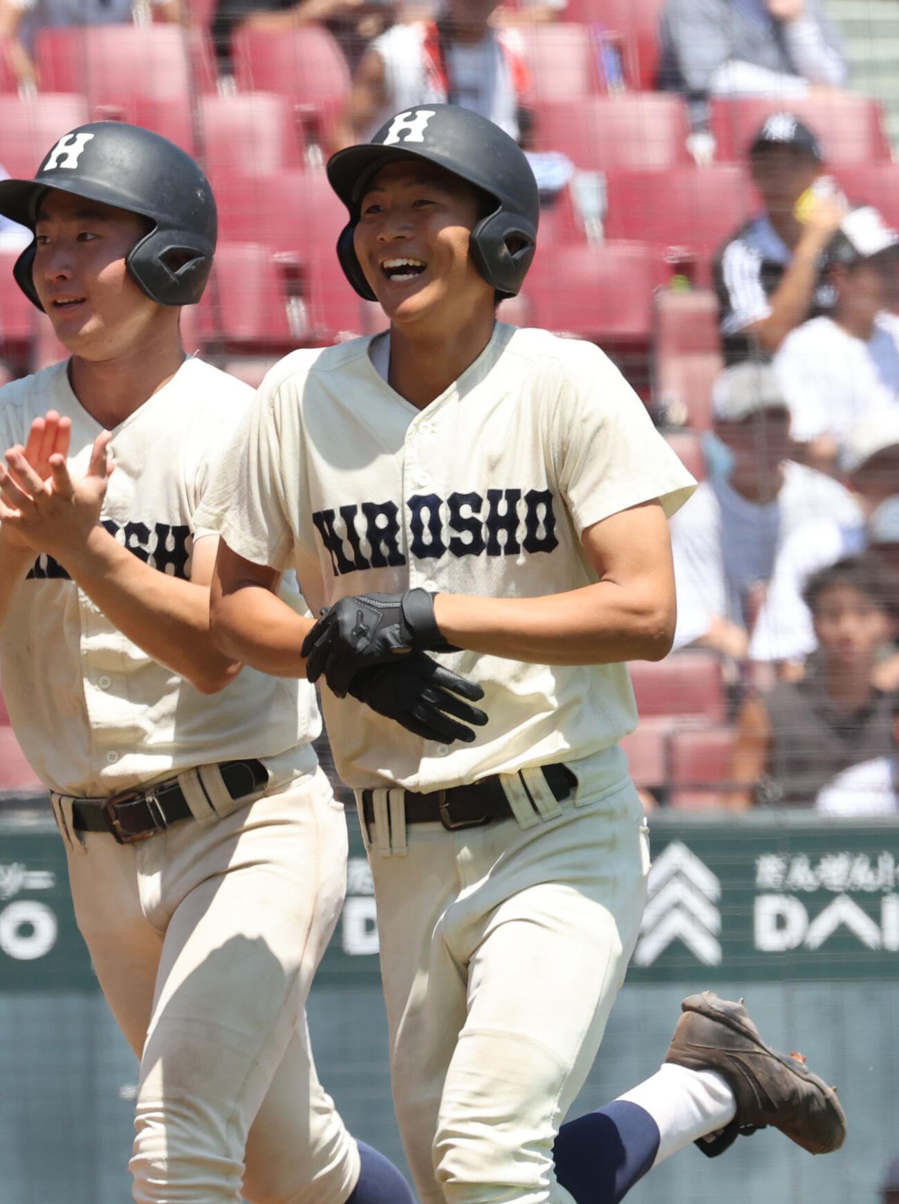 広島商対広陵　4回表広島商無死一、三塁、谷浦和馬は左越えに逆転となる3点本塁打を放ち笑顔（撮影・梅根麻紀）