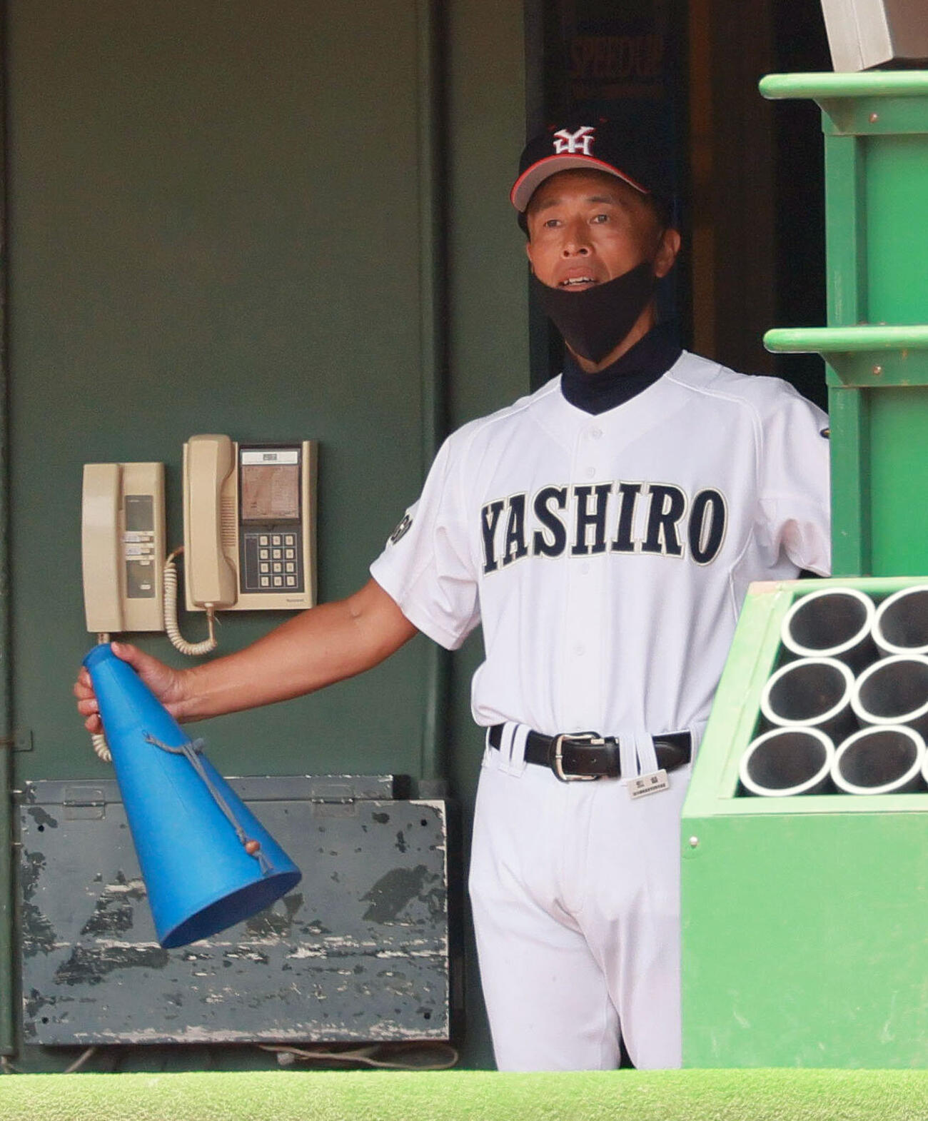 明石商対社　ベンチから選手に指示を出す社の山本巧監督（撮影・上山淳一）