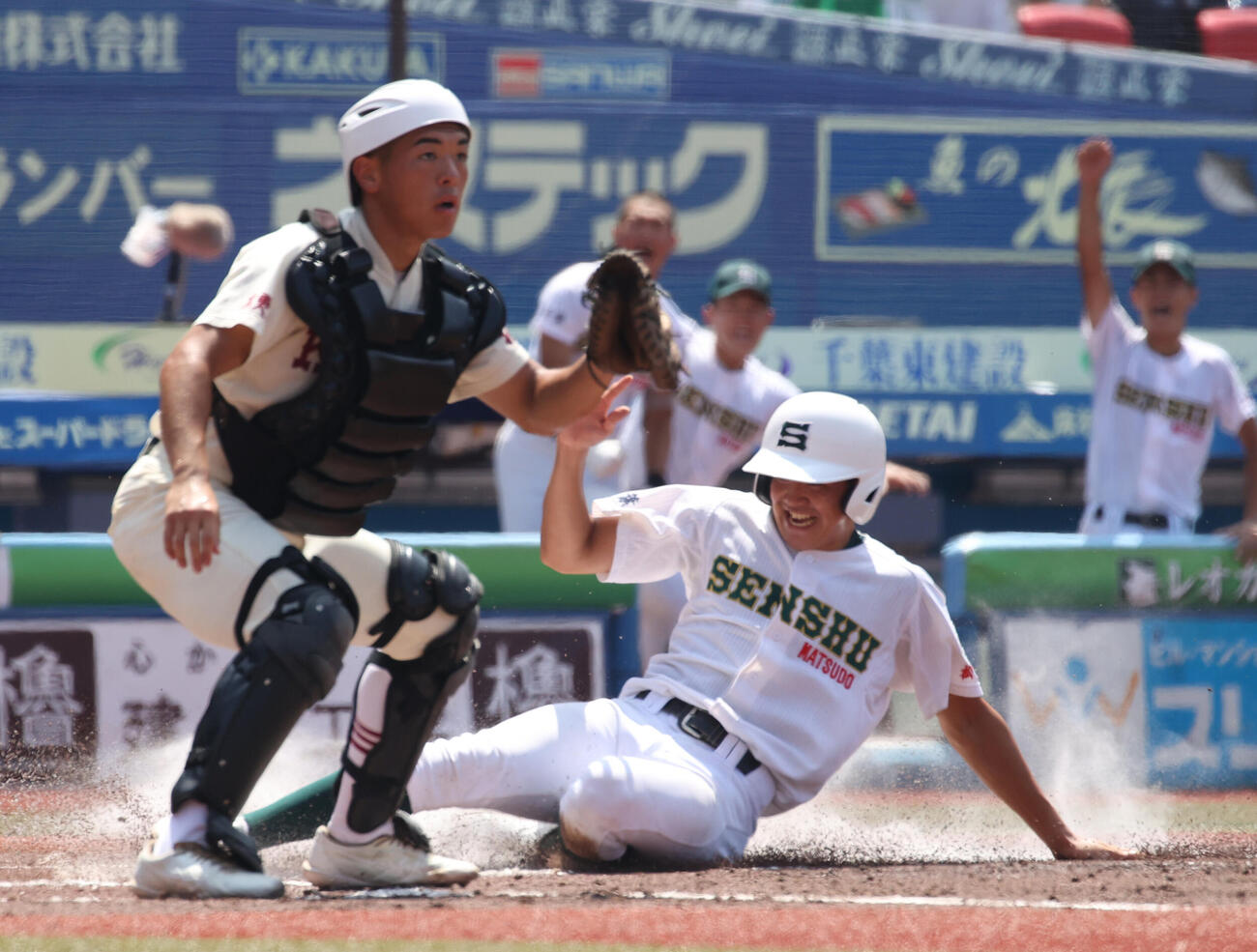 拓大紅陵対専大松戸　1回裏専大松戸1死三塁、高貝規仁の犠飛で三塁走者石崎翔斗が生還する。拓大紅陵・片岡拓月捕手（撮影・柴田隆二）