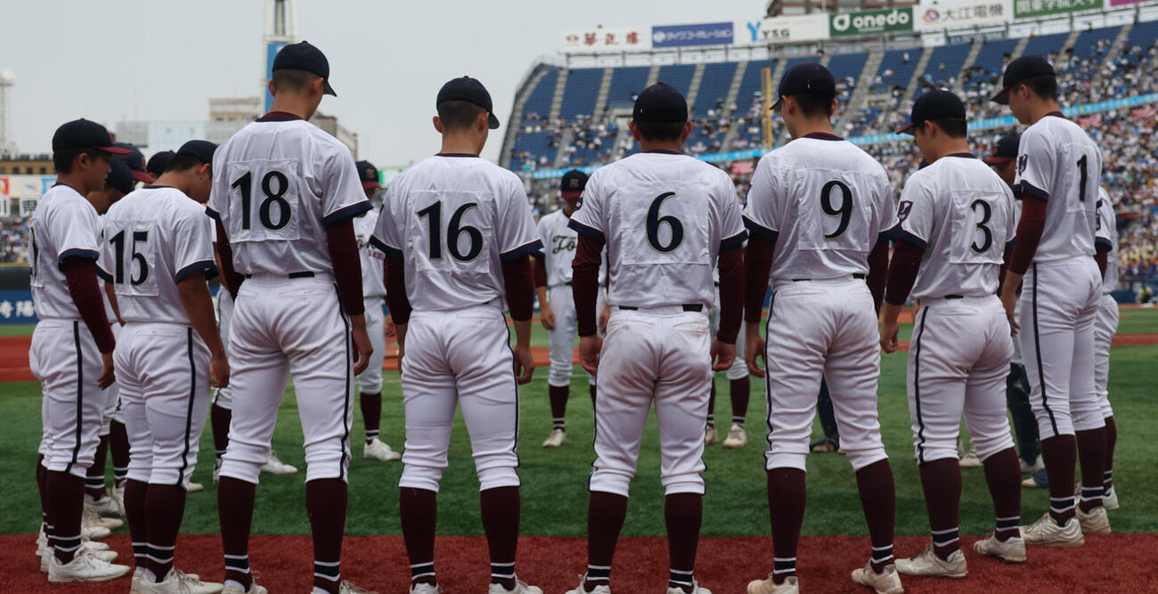 横浜対桐光学園　試合前、円陣を組む桐光学園ナイン（撮影・水谷安孝）