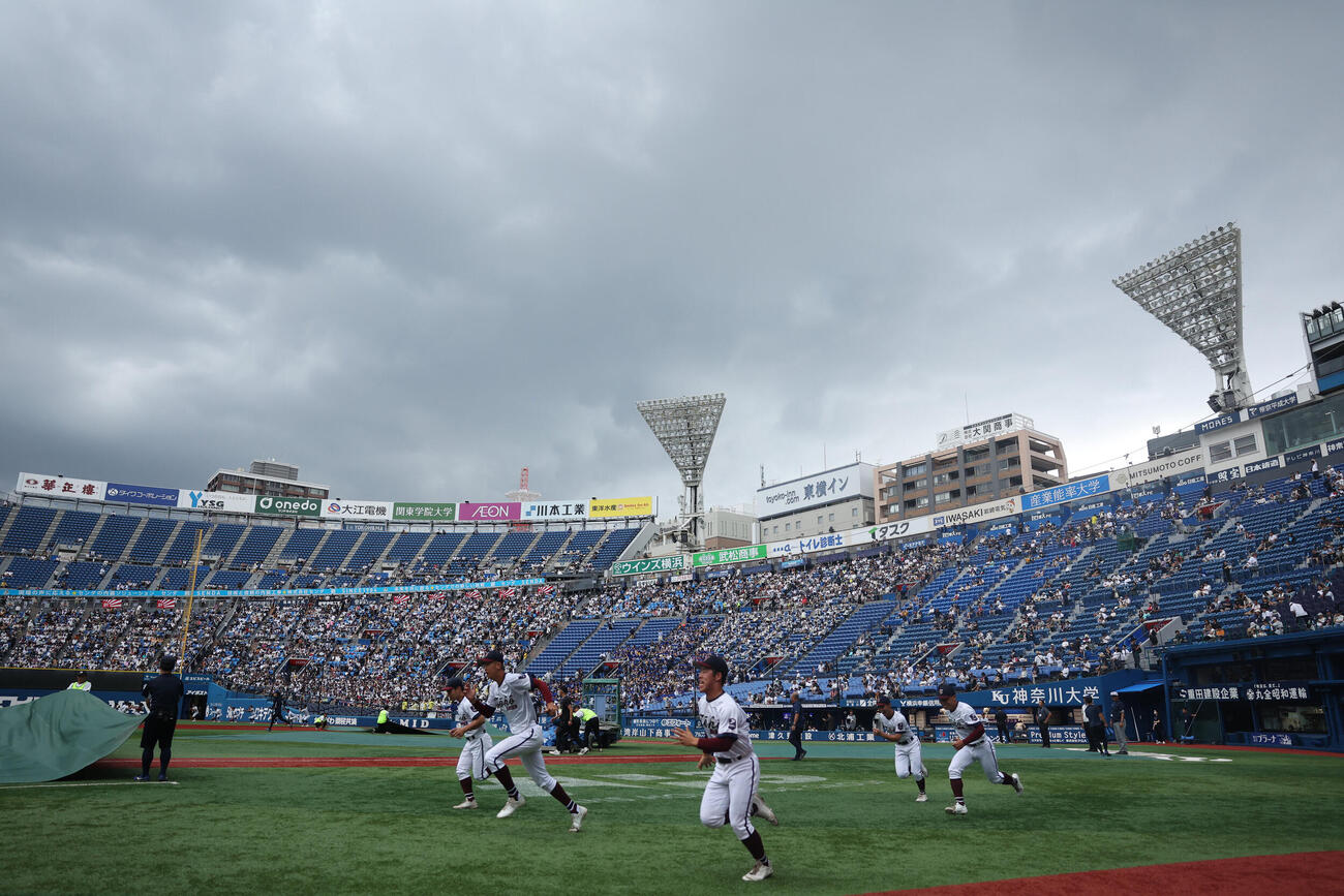 桐光学園横浜対　試合前、雨雲が近づく中ランニングする桐光学園ナイン（撮影・水谷安孝）