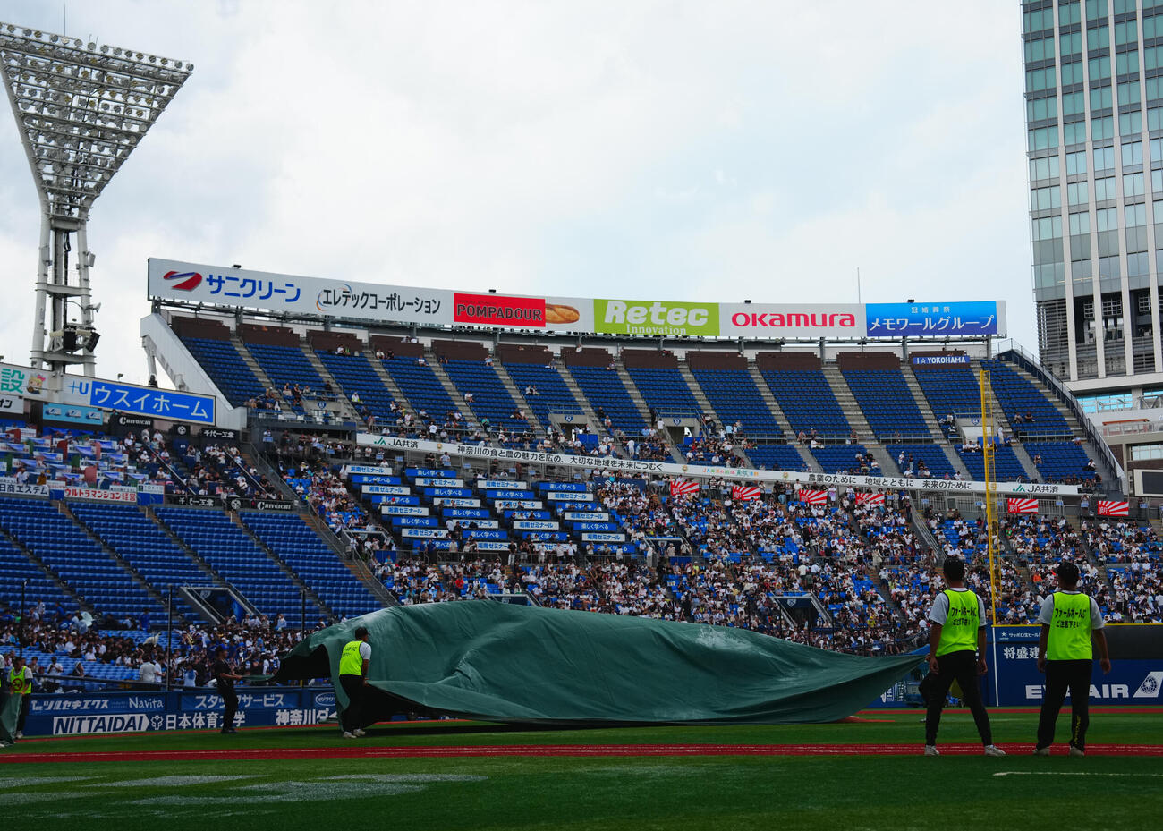 横浜対桐光学園　試合前、雨に備えてシートが貼られる横浜スタジアム（撮影・垰建太）