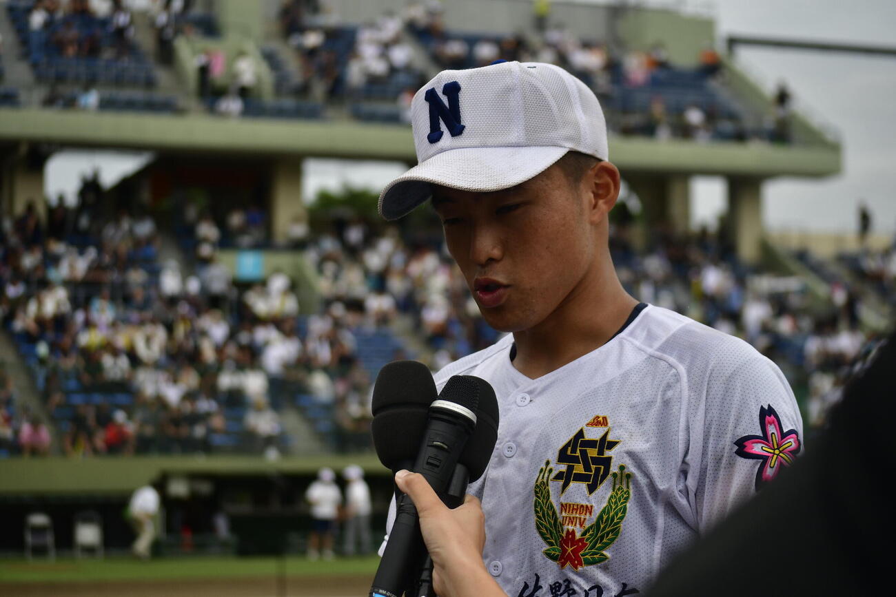 優勝インタビューに臨む佐野日大の中村主将（撮影・平山連）