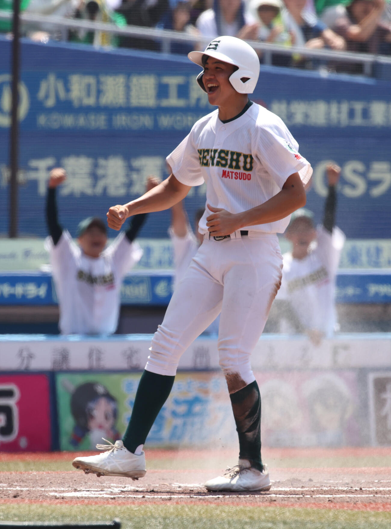 拓大紅陵対専大松戸　1回裏専大松戸1死三塁、高貝規仁の犠飛で三塁走者石崎翔斗が生還しガッツポーズする（撮影・柴田隆二）