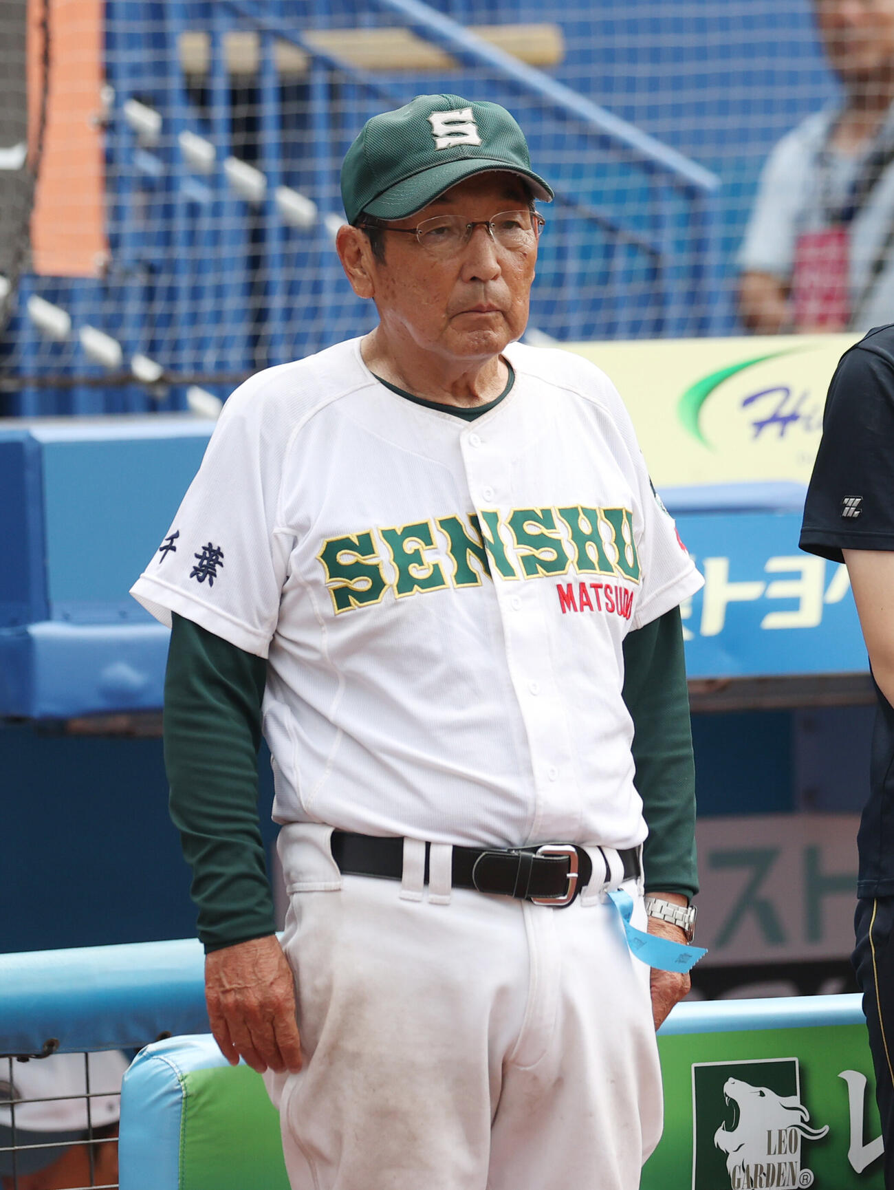 拓大紅陵対専大松戸　表彰式を見つめる専大松戸・持丸修一監督（撮影・柴田隆二）