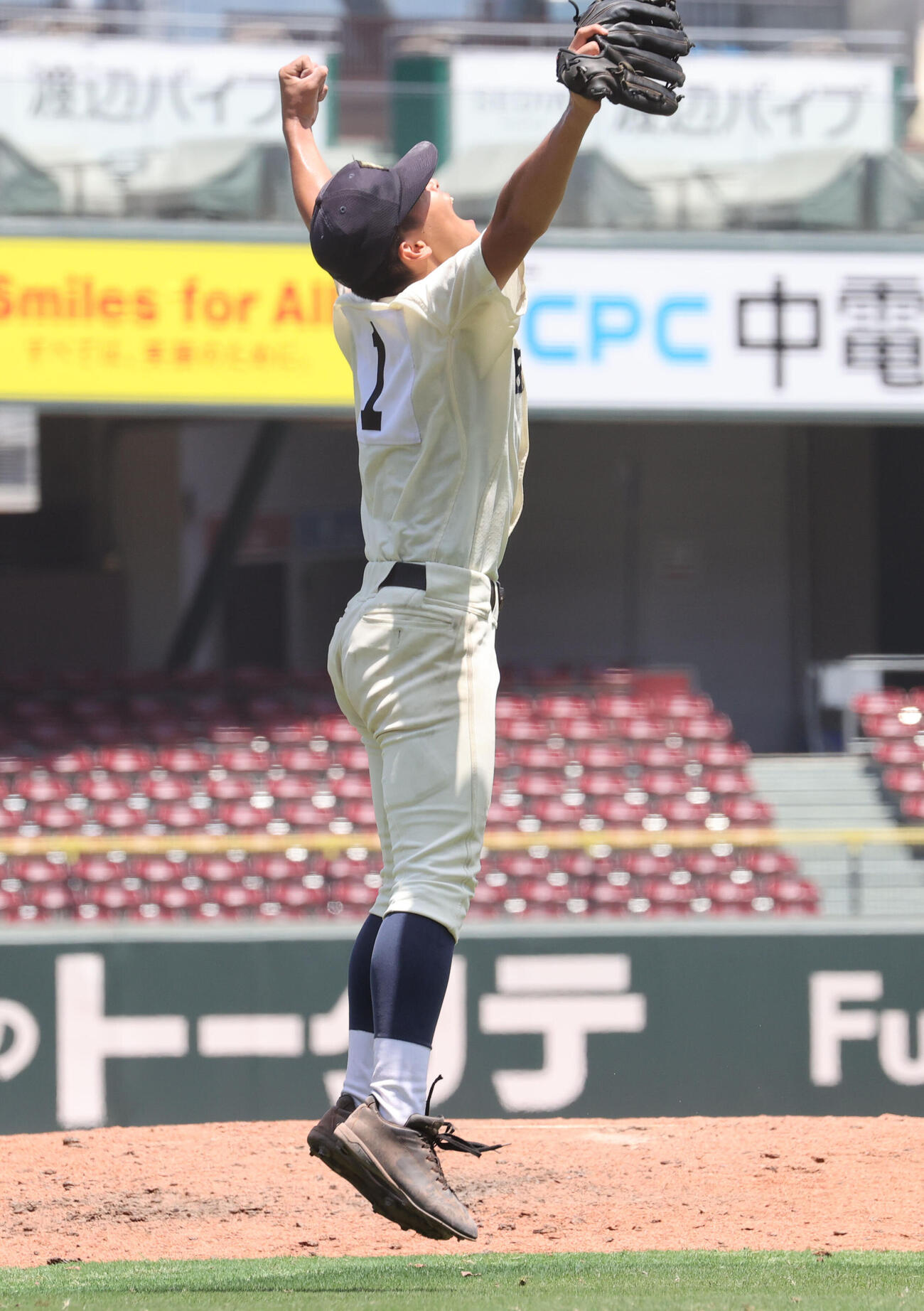 広島商対広陵　4回表広島商無死一、三塁、谷浦和馬は左越えに逆転となる3点本塁打を放ち笑顔（撮影・梅根麻紀）