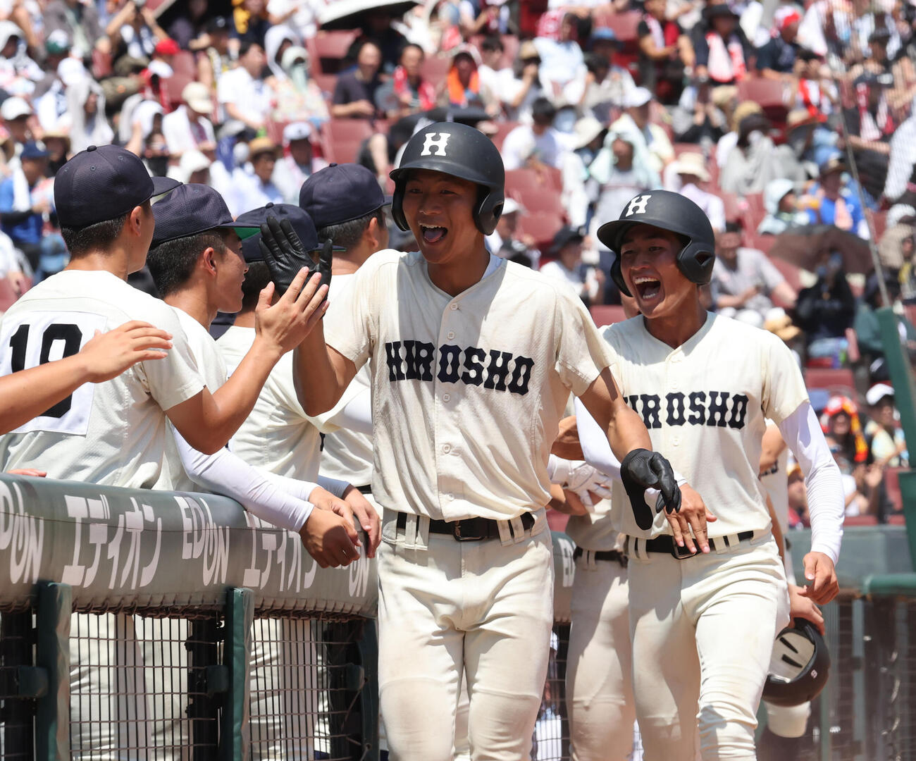 広島商対広陵　4回表広島商無死一、三塁、谷浦和馬は左越えに逆転となる3点本塁打を放ちベンチのナインとハイタッチ（撮影・梅根麻紀）
