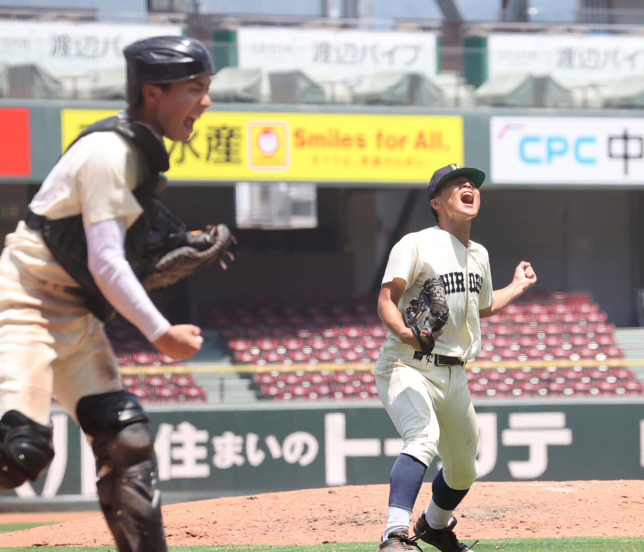 広島商対広陵　完投勝利を飾った広島商の小池遼太郎はガッツポーズ（撮影・梅根麻紀）