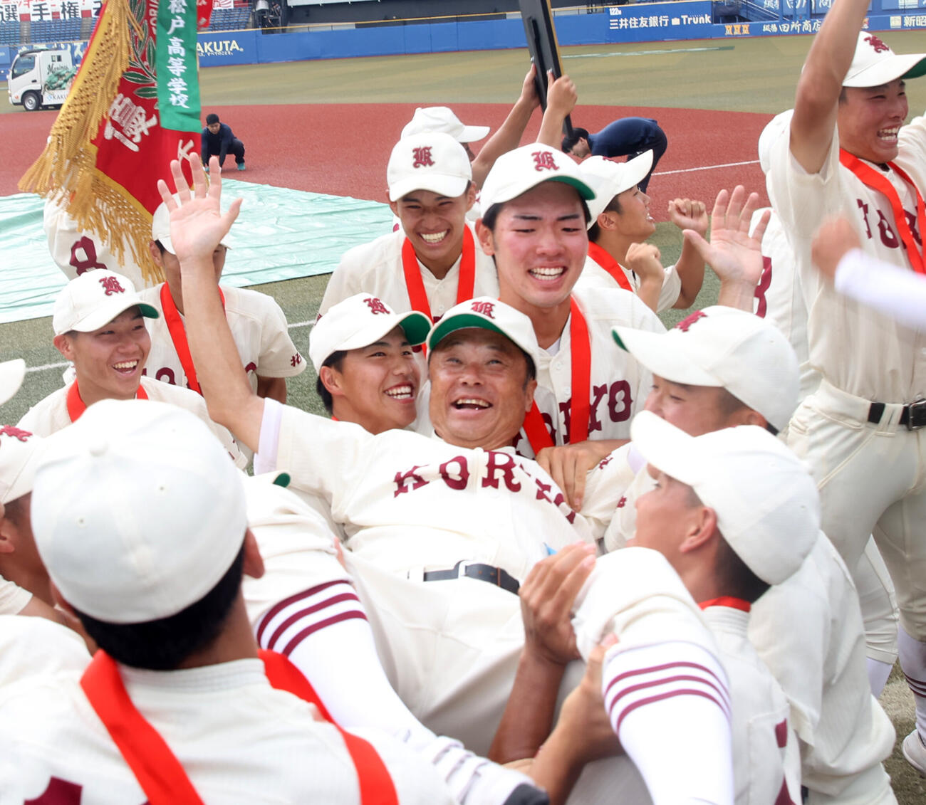 拓大紅陵対専大松戸　甲子園出場を決めナインから胴上げされる拓大紅陵・坂巻展行監督（撮影・柴田隆二）
