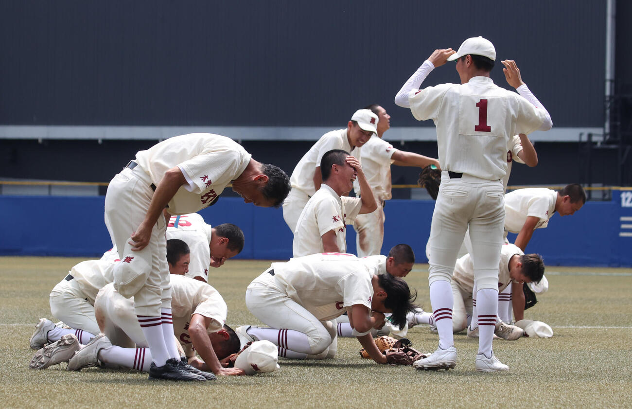拓大紅陵対専大松戸　甲子園出場を決めた拓大紅陵ナインは号泣する、手前は一礼する坂巻展行監督（撮影・柴田隆二）