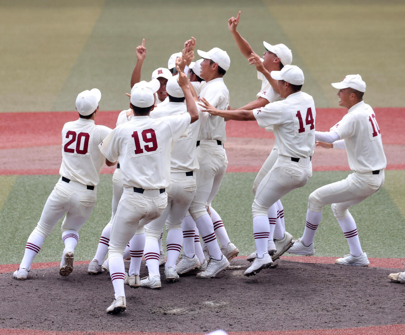 拓大紅陵対専大松戸　甲子園出場を決め喜ぶ拓大紅陵ナイン（撮影・柴田隆二）