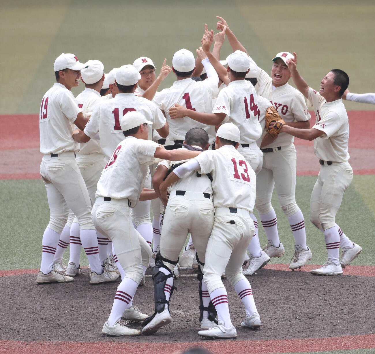 拓大紅陵対専大松戸　甲子園出場を決め喜ぶ拓大紅陵ナイン、手前中央は抱きかかえられる片岡拓月捕手（撮影・柴田隆二）