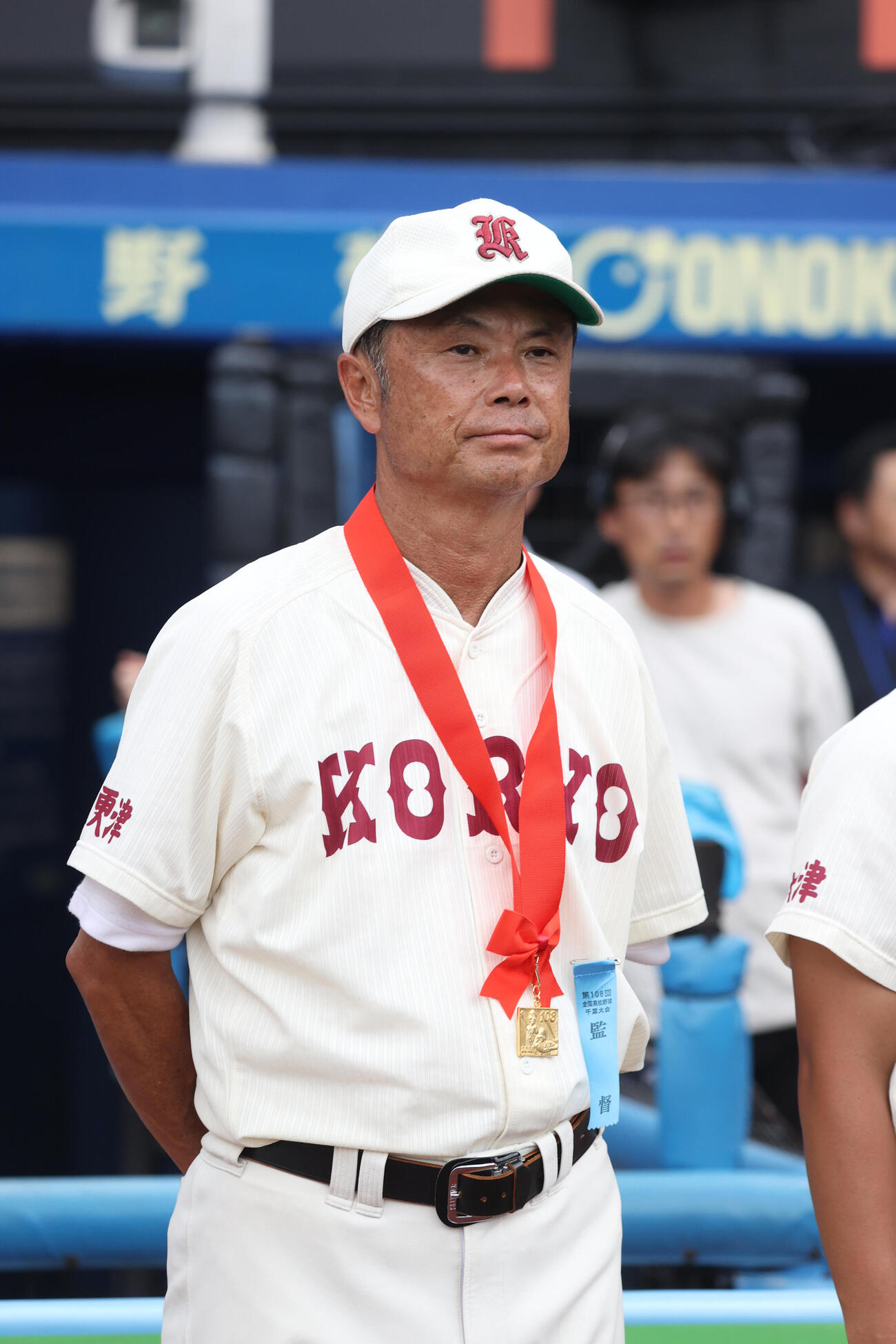 拓大紅陵対専大松戸　優勝のメダルを胸にナインを見つめる拓大紅陵・坂巻展行監督（撮影・柴田隆二）