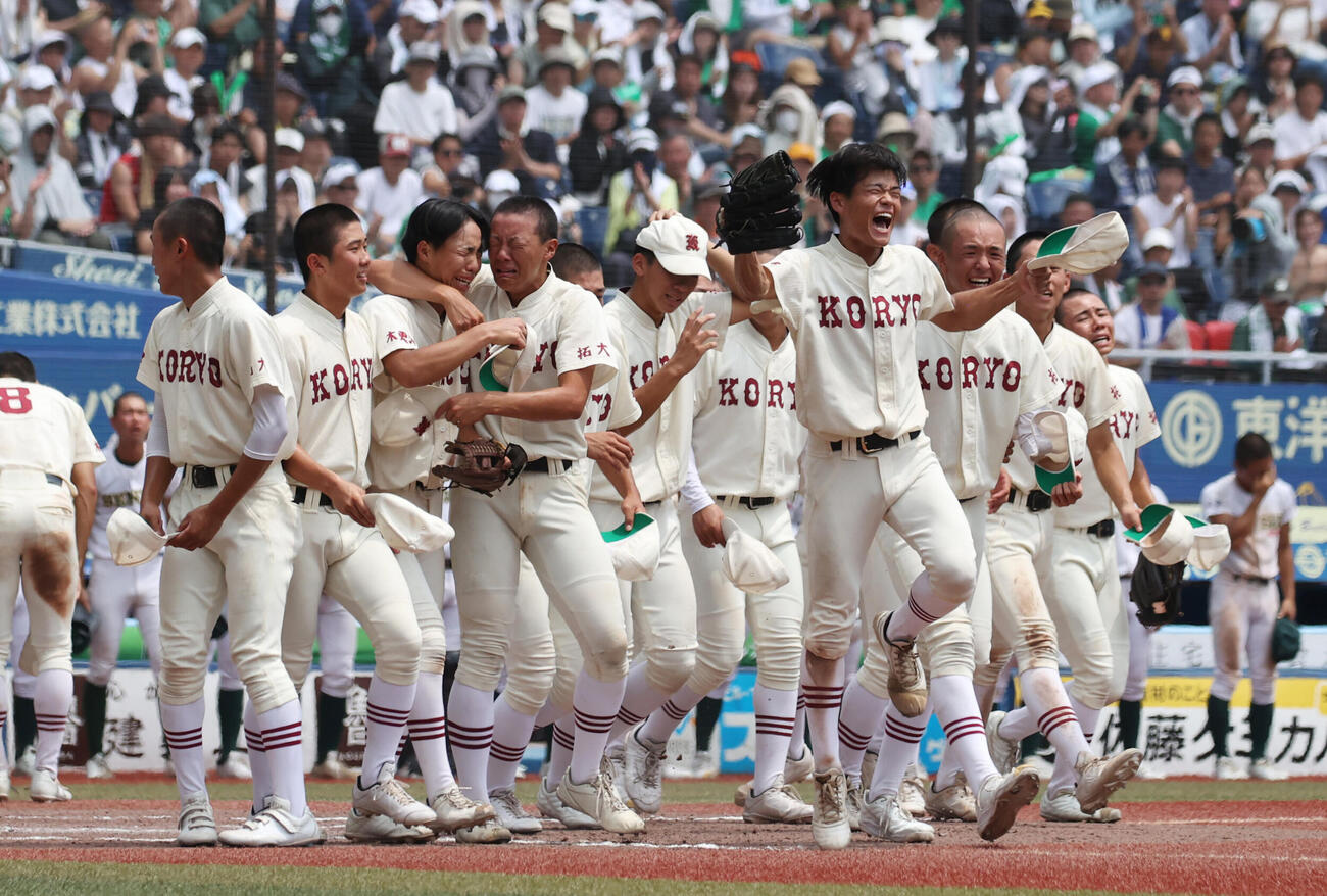 拓大紅陵対専大松戸　甲子園出場を決めた拓大紅陵ナインは号泣する（撮影・柴田隆二）